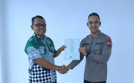 Wujudkan Bangunan Sesuai Standar, Dinas PUPR Jombang Serahkan Dokumen SLF RS Bhayangkara