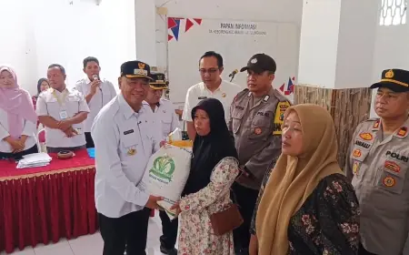 Pemkab Tulungagung Salurkan Bantuan Pangan Pemerintah Kepada Ratusan Warga di Besuki