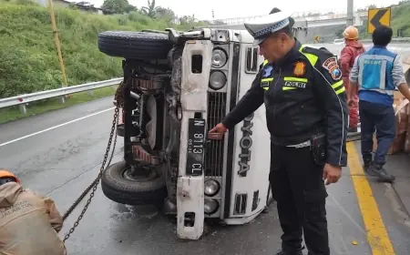 Diduga Pecah Ban, Pikap Boks Oleng dan Hantam Median di Tol Pandaan–Malang
