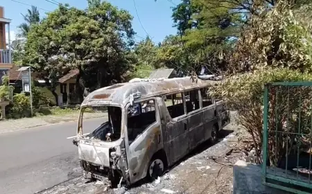 Minibus L300 Berisi 22 Wisatawan Terbakar di Jember, Penumpang Berhamburan Selamat
