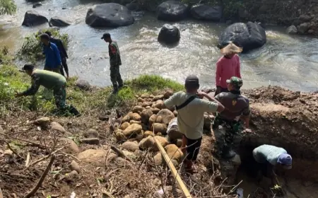 Sinergi TNI dan Rakyat Bangun Jembatan Perintis Garuda Tahap III di Loceret