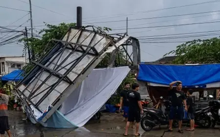 Baliho dan Pos Polisi di Mojokerto Roboh Diterjang Angin
