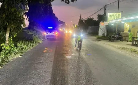 Gagal Jaga Jarak Aman, Pemotor Tabrak Kendaraan Roda Tiga di Selopuro Blitar