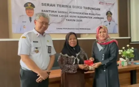 Tiga Nama Warga di Jombang Terima Buku Tabungan PK-RTLH Usulan Mbak Ita