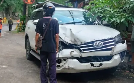 Fortuner Ringsek Tertimpa Batu di Trenggalek