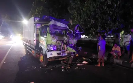 Truk Engkel Hantam Truk Besi di Probolinggo, Dua Kernet Tewas