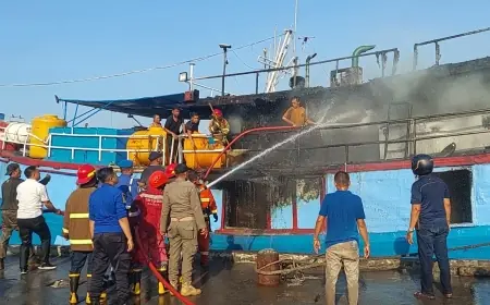 Kapal Ikan KM Gracias Tanjung Perak Terbakar di Pelabuhan Probolinggo, Kerugian Capai Ratusan Juta