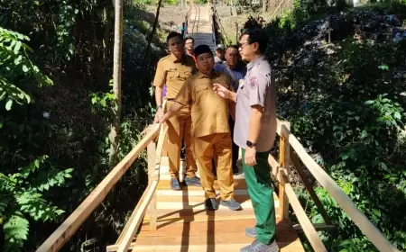 Jembatan Kayu Jadi Alternatif Pejalan Kaki Selama Pembangunan Jembatan Sentong Bondowoso