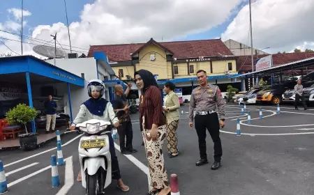 Polwan Berkebaya Layani Pemohon SIM di Polres Blitar Kota pada Hari Kartini