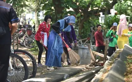 Tak Segan Angkat Sapu Meski Berkebaya, Wali Kota Kediri Turut Bersihkan Bantaran Sungai Brantas
