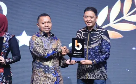 Gus Fawait Terima Penghargaan Tokoh Pengentasan Kemiskinan Berbasis Akselerasi Pembangunan