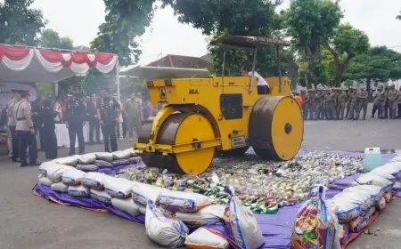 Ribuan Batang Rokok Ilegal dan Ratusan Botol Minol di Kediri Dimusnahkan