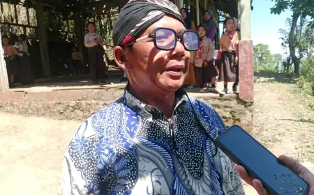 Setia di Ujung Jalan Terjal: Kisah Penjaga Sekolah, 21 Tahun Mengabdi di Pelosok Bondowoso