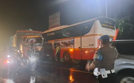 Langgar Marka Jalan, Bus Harapan Jaya Tabrakan dengan Truk Gandeng di Ngantru Tulungagung