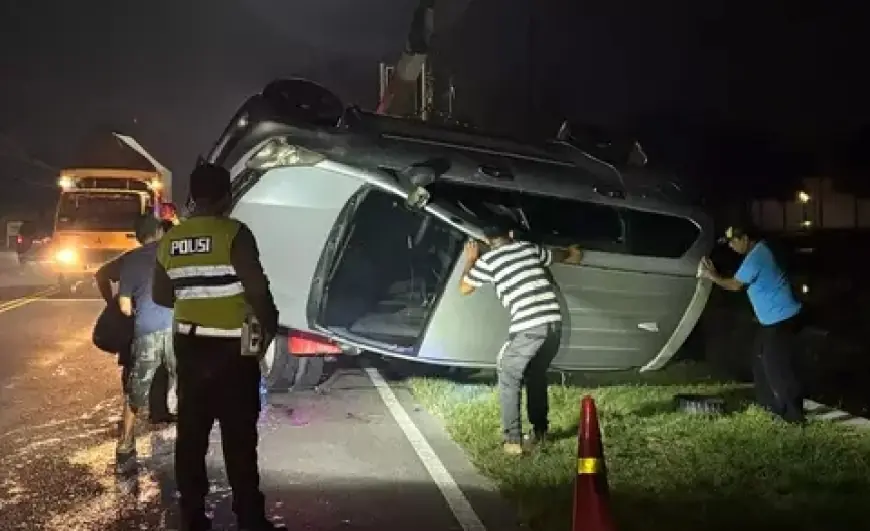 Mobil Rombongan Takziah Terperosok ke Sungai di Madiun, Sopir Tewas