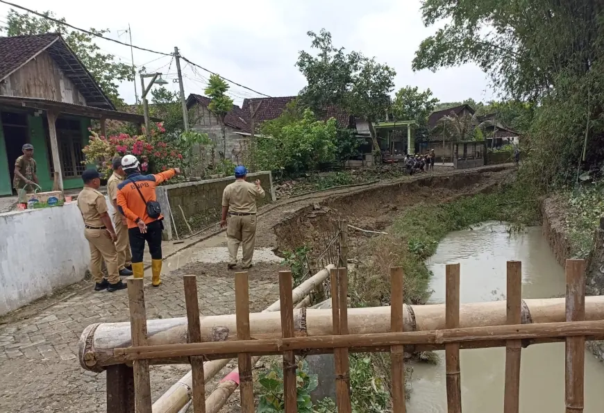 Jalan Ambles Tergerus Luapan Air Sungai di Pojok Klitih Jombang