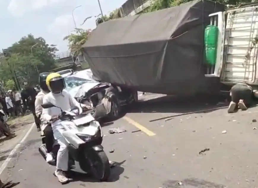 SUV Hantam Truk di Kalitidu Bojonegoro, Satu Penumpang Terjepit dalam Kabin Ringsek