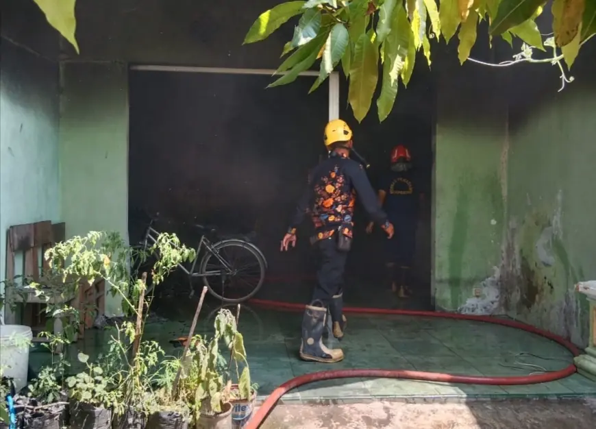 Korsleting Listrik Picu Kebakaran Rumah di Sukorejo Bojonegoro, Pemilik Alami Luka Bakar
