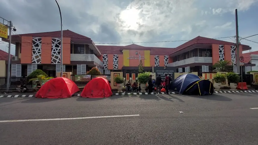Desak Penertiban Tambang Ilegal, Aktivis Lingkungan Dirikan Tenda di Depan Polres Probolinggo Kota