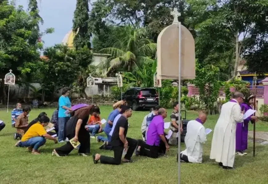 Umat Katolik di Lamongan Jalani Ibadah Jalan Salib dengan Khidmat