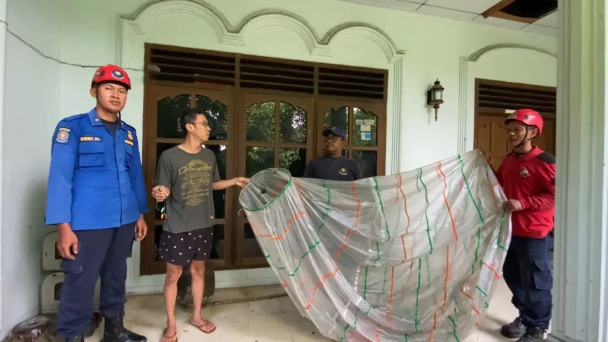 Damkar Tulungagung Evakuasi Balon Udara Berpetasan yang Menyangkut di Kabel dan Atap Rumah Warga