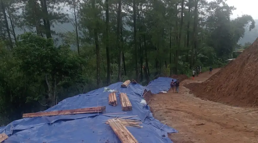Tanah Bekas Rataan Calon Lokasi KDKMP di Kradinan Tulungagung Longsor, Belasan Rumah Warga Terancam