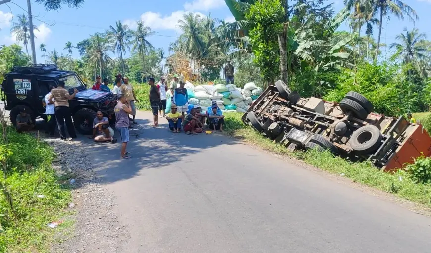 Truk Terguling di Jalur Alternatif Bondowoso–Jember, Sopir Ikuti Google Maps hingga Masuk Jalan Sempit
