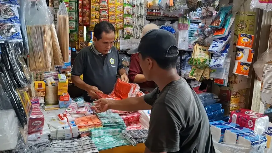 Stok Plastik di Gresik Mulai Langka, Pabrik Batasi Pasokan ke Pedagang