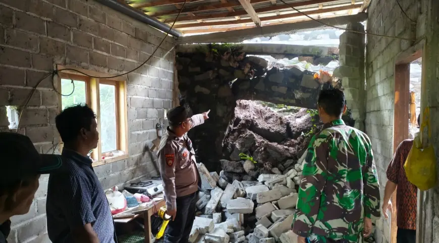 Hujan Deras Picu Longsor di Pagerwojo Tulungagung, Dapur Rumah Warga Jebol