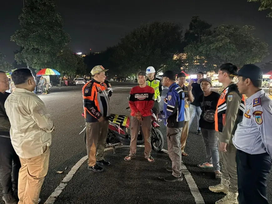 Tim Gabungan Tertibkan Parkir Liar di Kawasan Wisata Simpang Lima Gumul Kediri