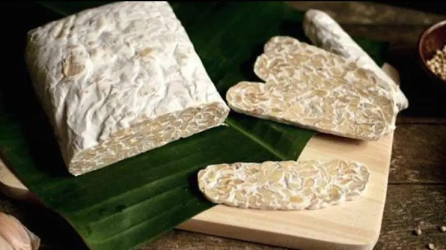 Harga Bahan Naik, Perajin Tempe Jember Beralih ke Bungkus Daun Pisang