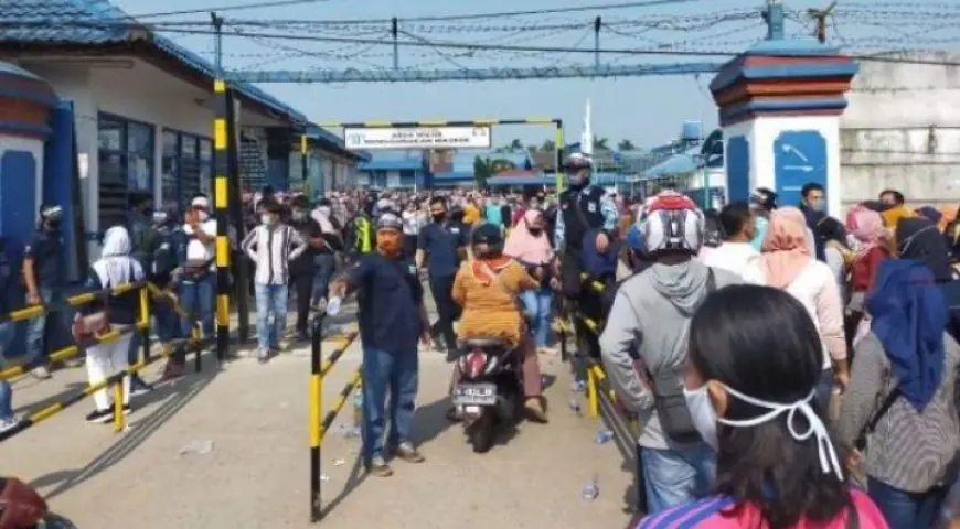 Tuntut Hak Dibayar, Ratusan Buruh Pakerin Mojokerto Lakukan Aksi