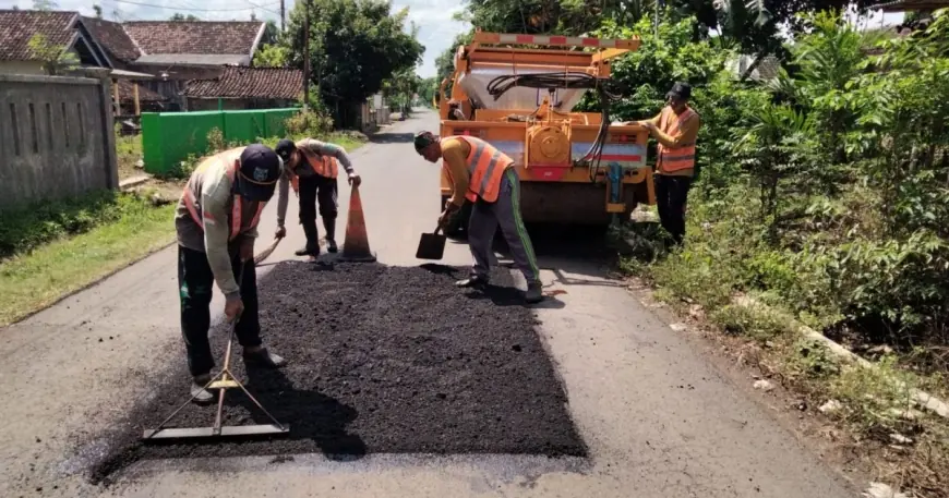 Percepat Perbaikan Jalan, Dinas PUPR Probolinggo Tambal Sulam Ruas Patalan–Patokan