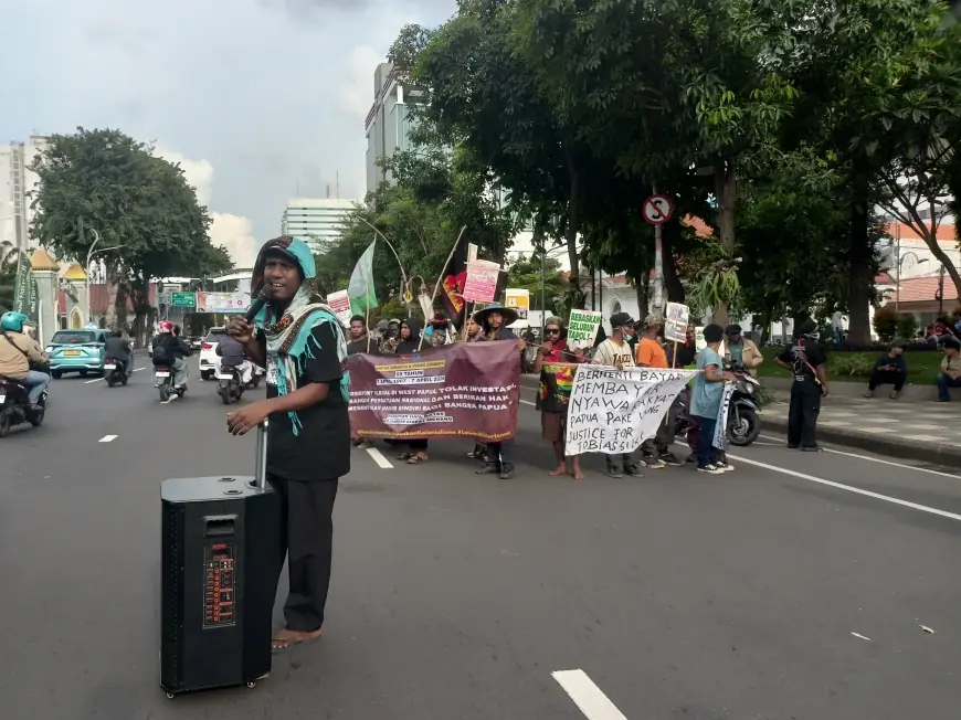 Mahasiswa Papua Gelar Aksi di Grahadi, Tuntut Hentikan Operasi Perusahaan dan Militer di Papua