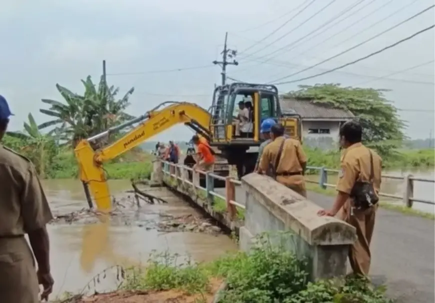 Dinas PUPR Jombang Evakuasi Sampah Penyebab Banjir, Terjunkan Excavator Pindad PC 140