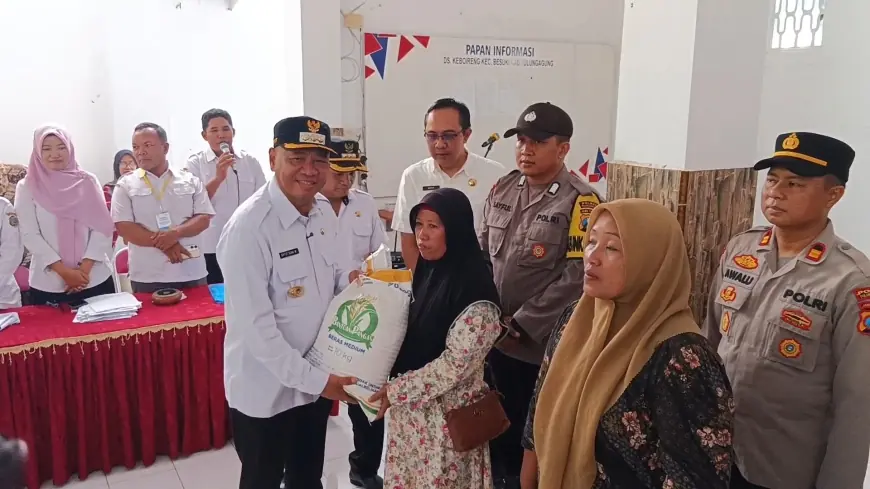 Pemkab Tulungagung Salurkan Bantuan Pangan Pemerintah Kepada Ratusan Warga di Besuki