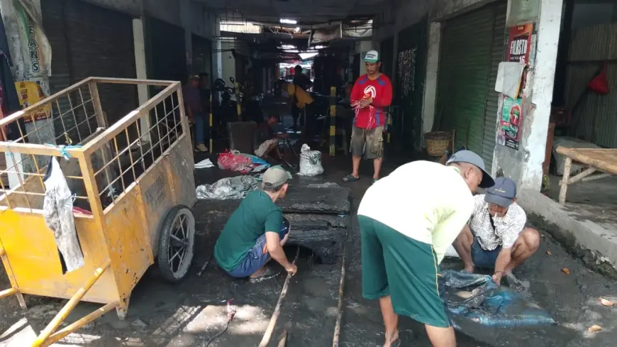 Cegah Genangan Saat Musim Hujan, Drainase Pasar Bangil Dibersihkan