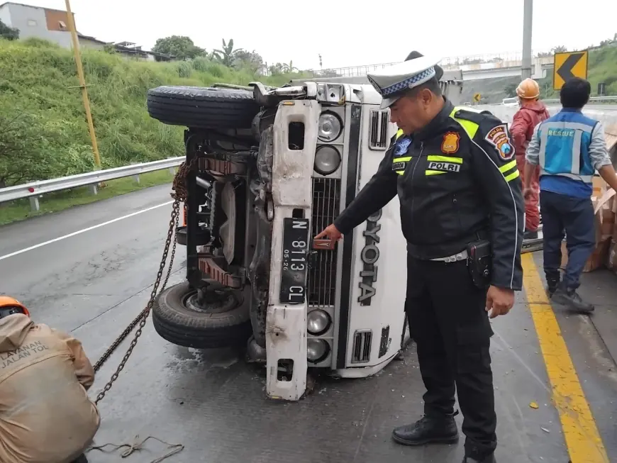Diduga Pecah Ban, Pikap Boks Oleng dan Hantam Median di Tol Pandaan–Malang