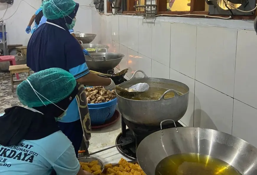 Standar Ketat! Penjamah Makanan SPPG Suboh Buduan 1 Situbondo Wajib Gunakan APD Lengkap