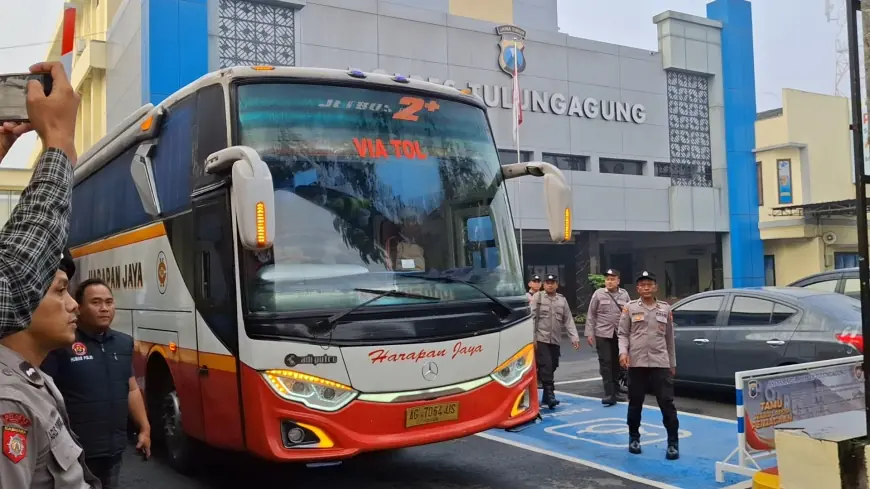 Bupati dan 12 Pejabat Pemkab Tulungagung Tiba di Gedung Merah Putih KPK