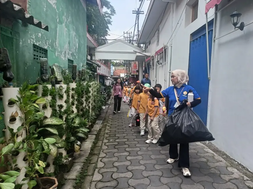 Belajar dari Kampung, Murid SD Cikal Menyemai Masa Depan Bumi di KBA Kampoeng Oase Ondomohen