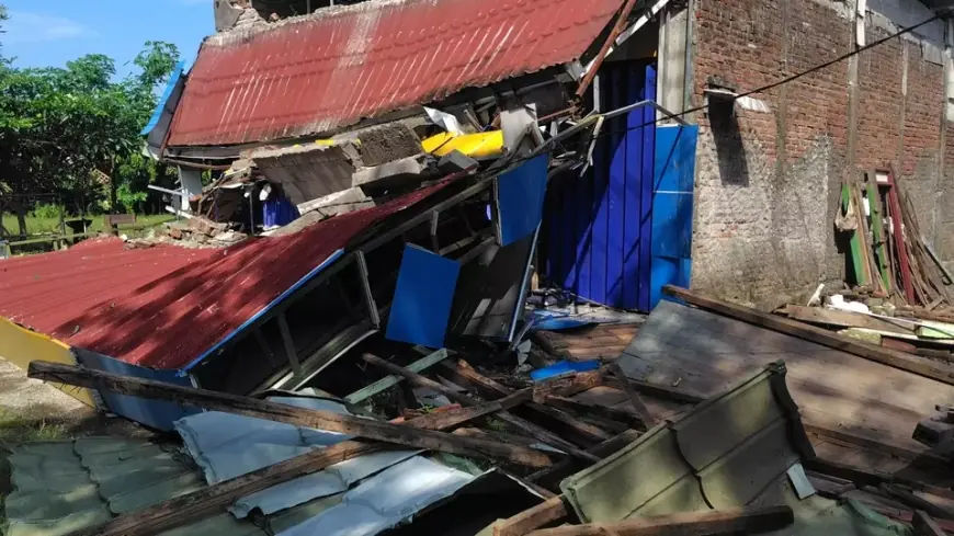 Ngawi Diterjang Puting Beliung dan Hujan Es, Warga Bersihkan Puing dan Pulihkan Akses Jalan
