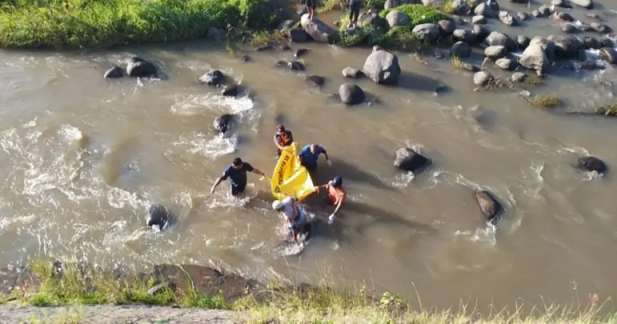 Geger! Penemuan Jasad Pria di Sungai Kuncir Ngetos, Ternyata Warga Berbek yang Hanyut