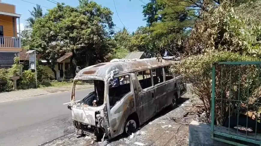 Minibus L300 Berisi 22 Wisatawan Terbakar di Jember, Penumpang Berhamburan Selamat