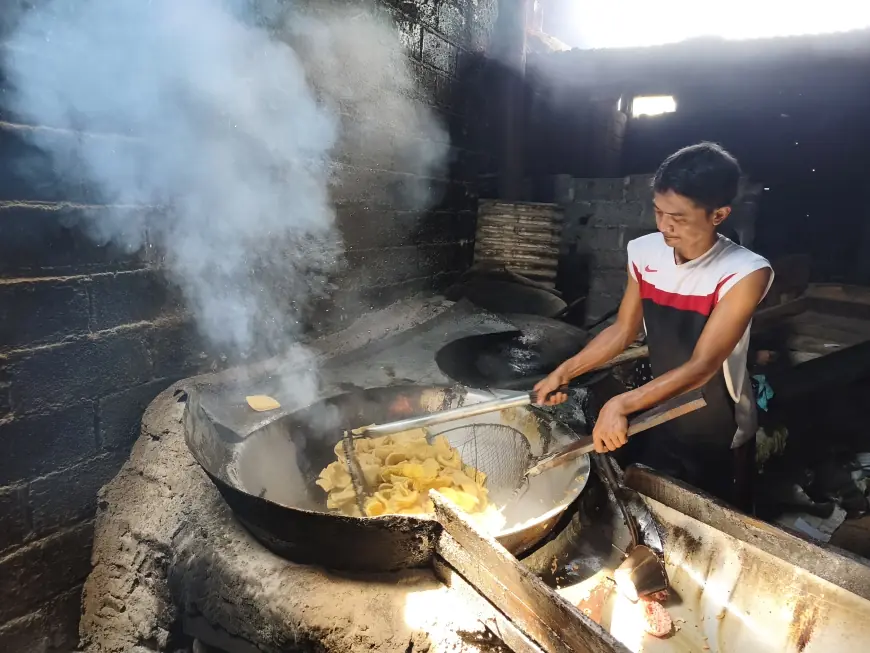 Harga Plastik dan Minyak Goreng Mahal, Produsen Kerupuk di Blitar Kurangi Isi Produk
