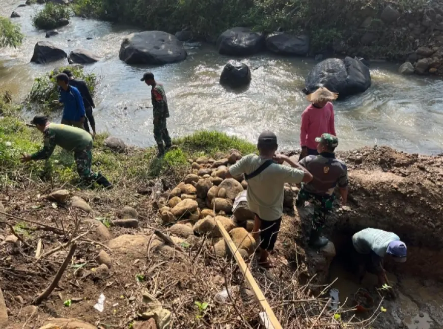 Sinergi TNI dan Rakyat Bangun Jembatan Perintis Garuda Tahap III di Loceret