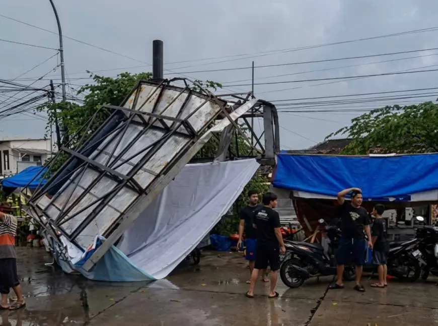 Baliho dan Pos Polisi di Mojokerto Roboh Diterjang Angin