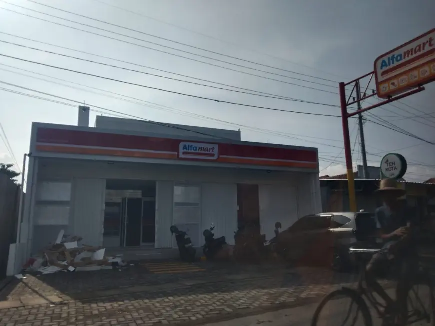 Menjamurnya Minimarket di Desa Probolinggo Picu Kekhawatiran Pedagang Tradisional