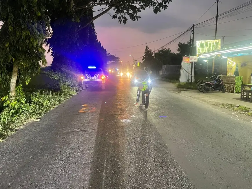 Gagal Jaga Jarak Aman, Pemotor Tabrak Kendaraan Roda Tiga di Selopuro Blitar