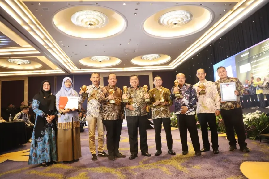 Direktur Perumdam Tirta Kencana dan Bupati Jombang Raih Penghargaan TOP BUMD Awards 2026